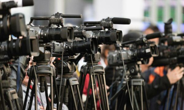 Reagon AGK pas deklaratave për  çanta me pare   Të ofrohen fakte dhe emra  shqetësuese fushata e VV së ndaj mediave