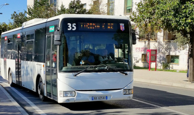 Shqiptarët  ndër popujt që përdorin më shumë transportin publik në Europë