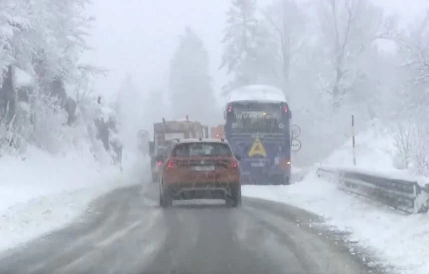 20 cm borë në Kroaci  bllokohet trafiku