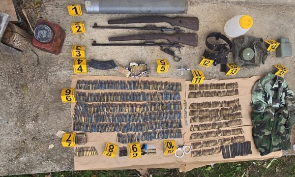 Policia gjen armë dhe pajisje ushtarake në një shtëpi në Zubin Potok