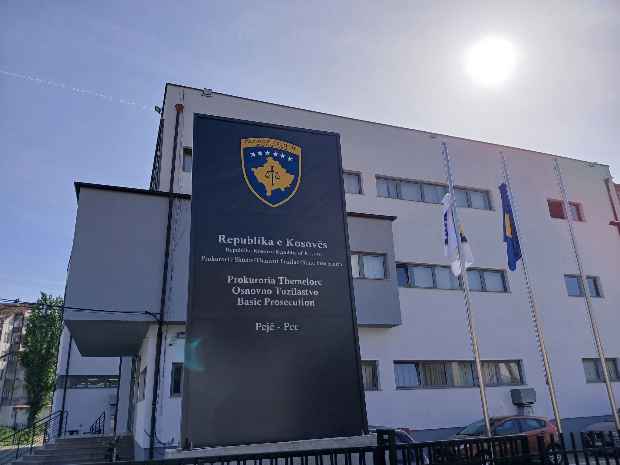 Aktakuzë ndaj personit që sulmoi me sëpatë babanë në Isniq të Deçanit