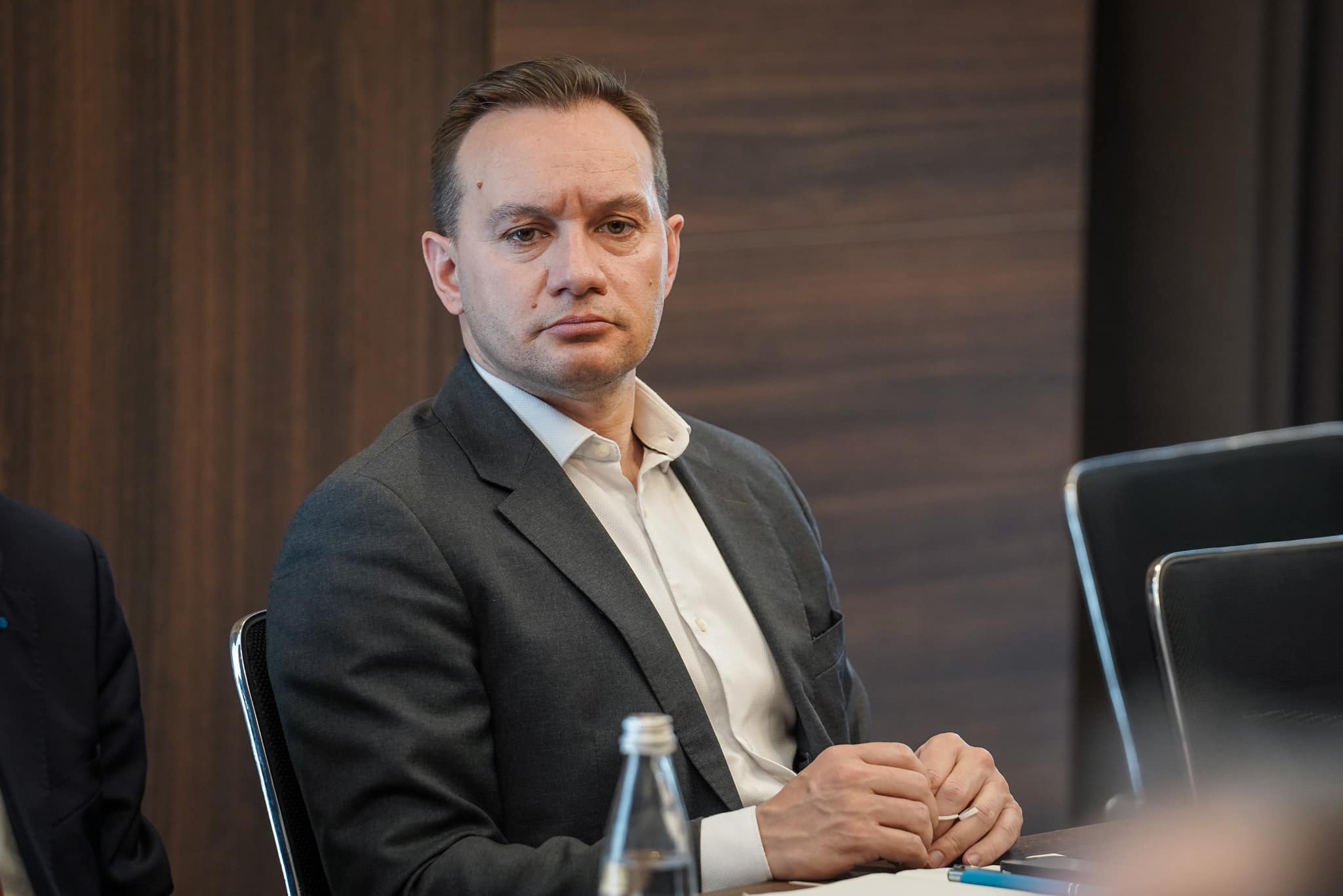 Zogaj  Kurti po e dërgon vendin në zgjedhje  sepse nuk i mjaftojnë pozicionet shtetërore që ka dhe po i kërkon të gjitha