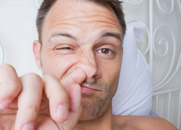 Futja e gishtit në hundë mund të dëmtojë trurin