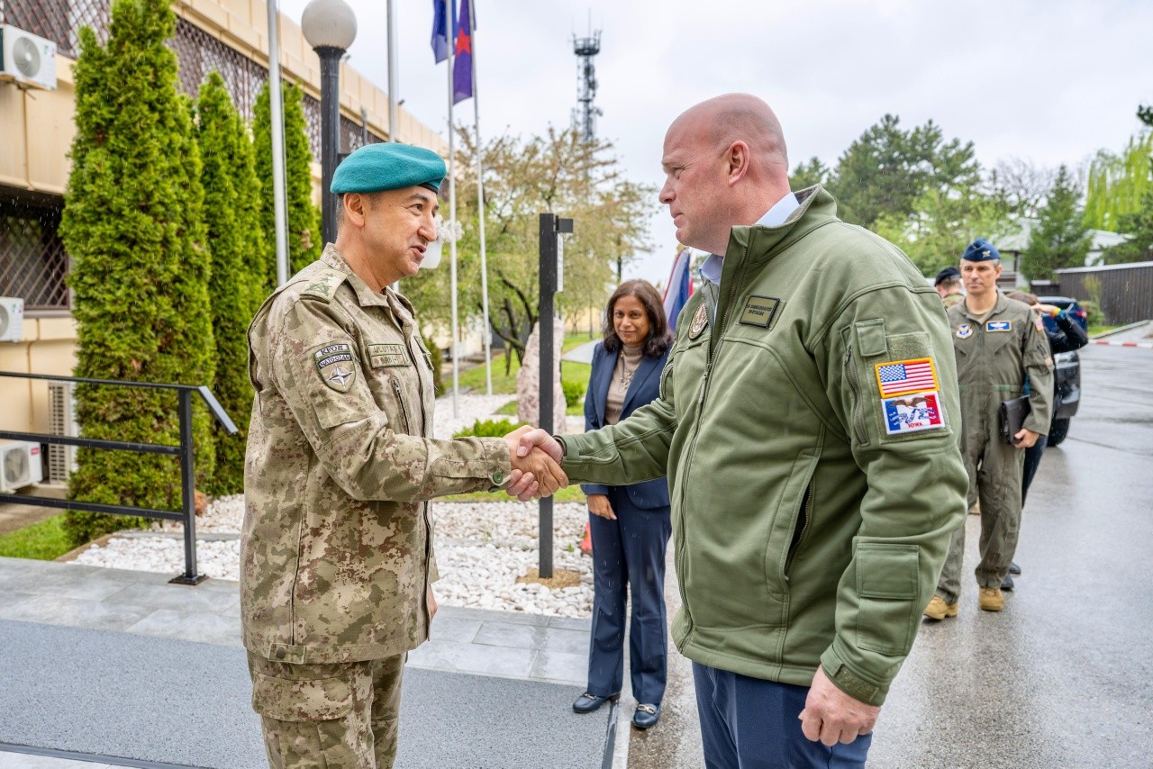 Ambasadori Whitaker shkon në KFOR  me Komandantin Ulutaş flasin për situatën e sigurisë