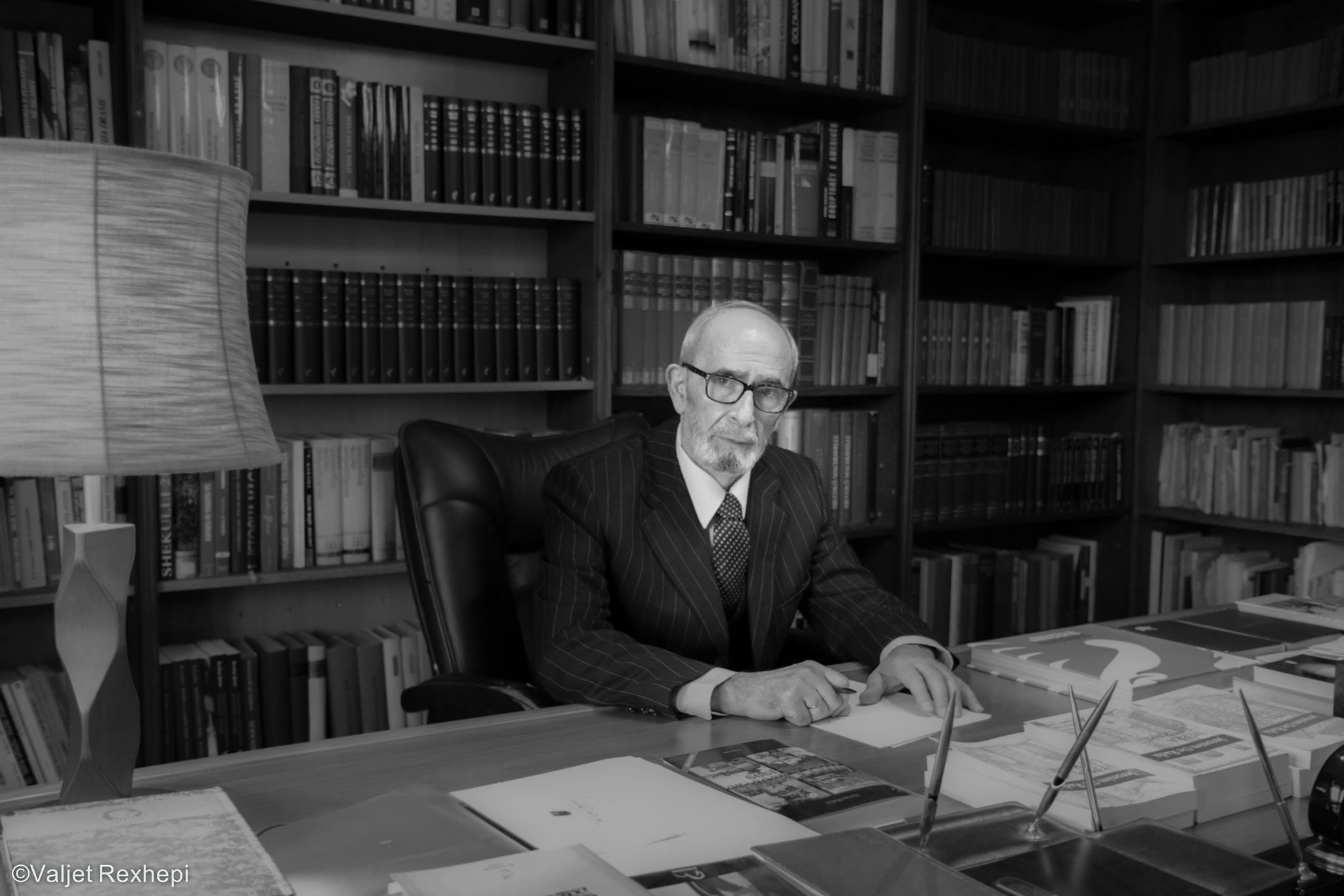Instituti Albanologjik nesër mban mbledhje komemorative për Rexhep Qosjen
