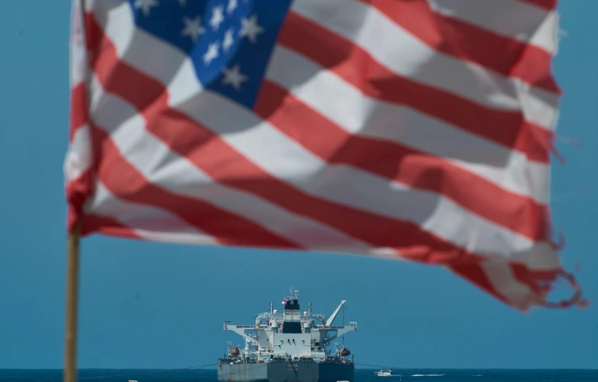 ShBA ja sekuestron një anije iraniane me naftë