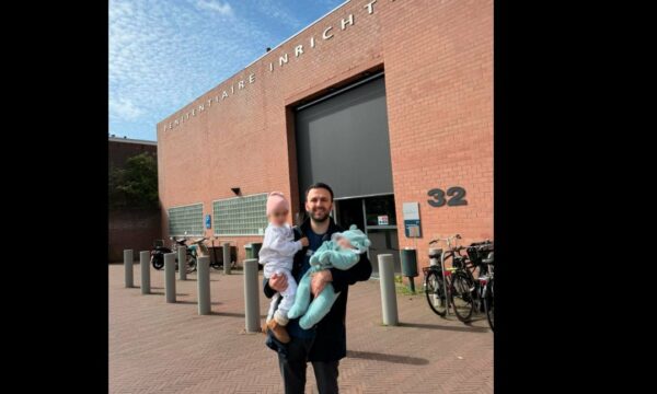 Altin Krasniqi bashkë me dy fëmijët e tij  feston ditëlindjen pranë babait në Hagë