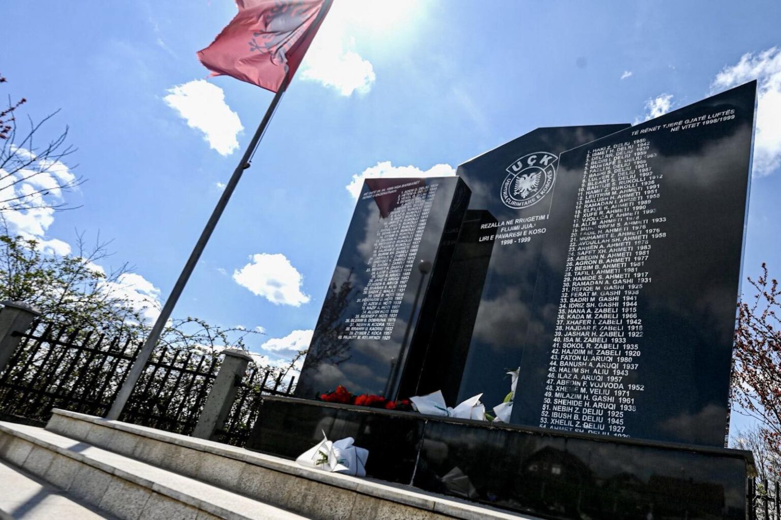 Kurti  Serbia ende fsheh varreza masive të luftës në Kosovë