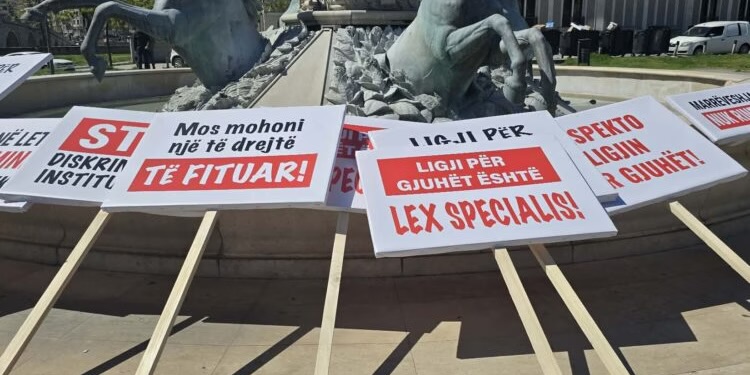 Nis protesta e studentëve në Shkup  kërkohet që provimi i jurisprudencës të mbahet në shqip