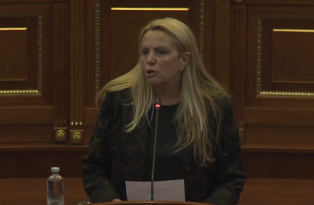 Time Kadriaj për Donika Gërvallën  Mos ta faltë Zoti evladin e keq  se mundet me ta fëlliqë edhe emrin e familjes