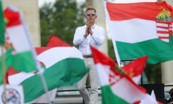 Magyar thotë se Orban i ka telefonuar për t ia uruar fitoren në zgjedhje