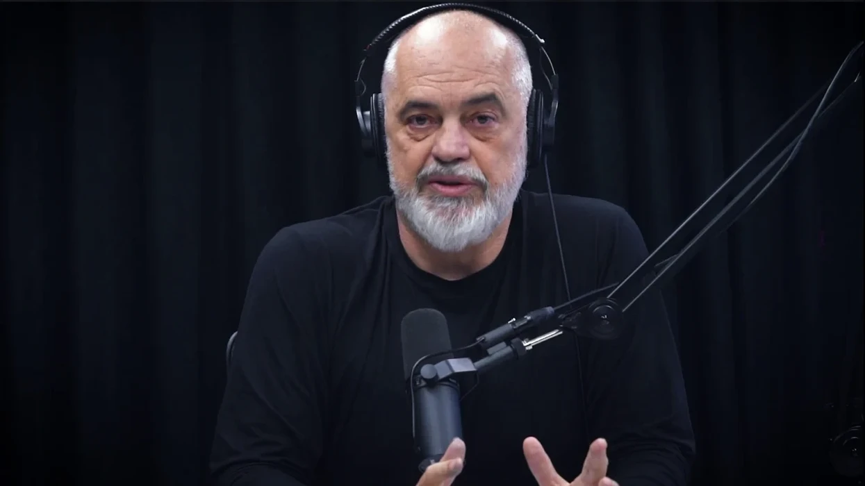 Zjarri që shkrumboi 71 apartamente  Rama  Banorët do të marrin mbështetje për qira nga bashkia e Tiranës