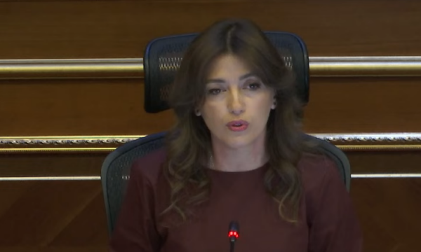 Haxhiu i  obligon  deputetët e opozitës të marrin pjesë në seancë  u jep afat deri në orën 14 00