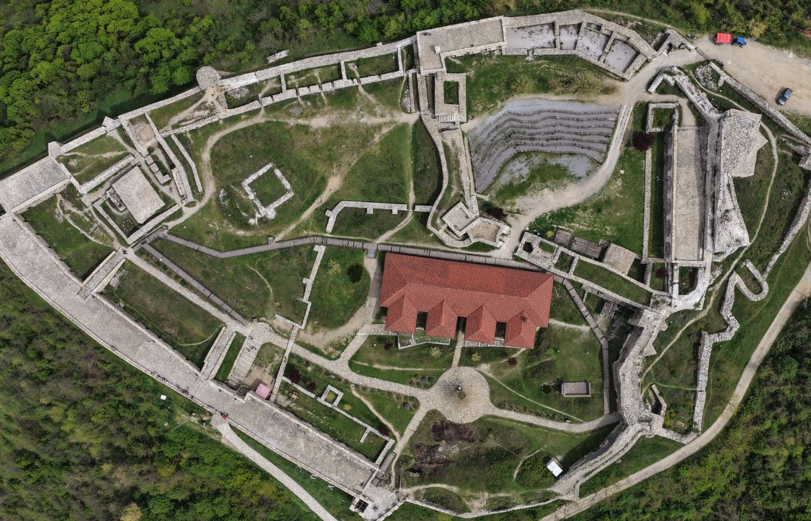 Rrezik potencial për vizitorët  mbyllen përkohësisht disa zona të Kalasë së Prizrenit