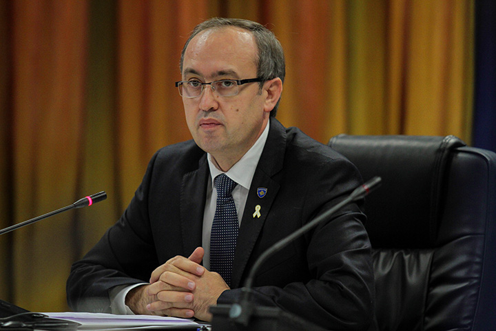 Rritja e çmimeve të derivateve  Hoti akuzon Qeverinë për dështim  propozon alternativa