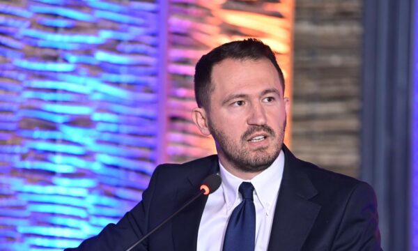 Deklarimi i pasurisë nga politikanët  Krasniqi ironizon  Sapo hyn në pushtet shtohen pronat  pikturat me vlera  me një rrogë jeton në luks