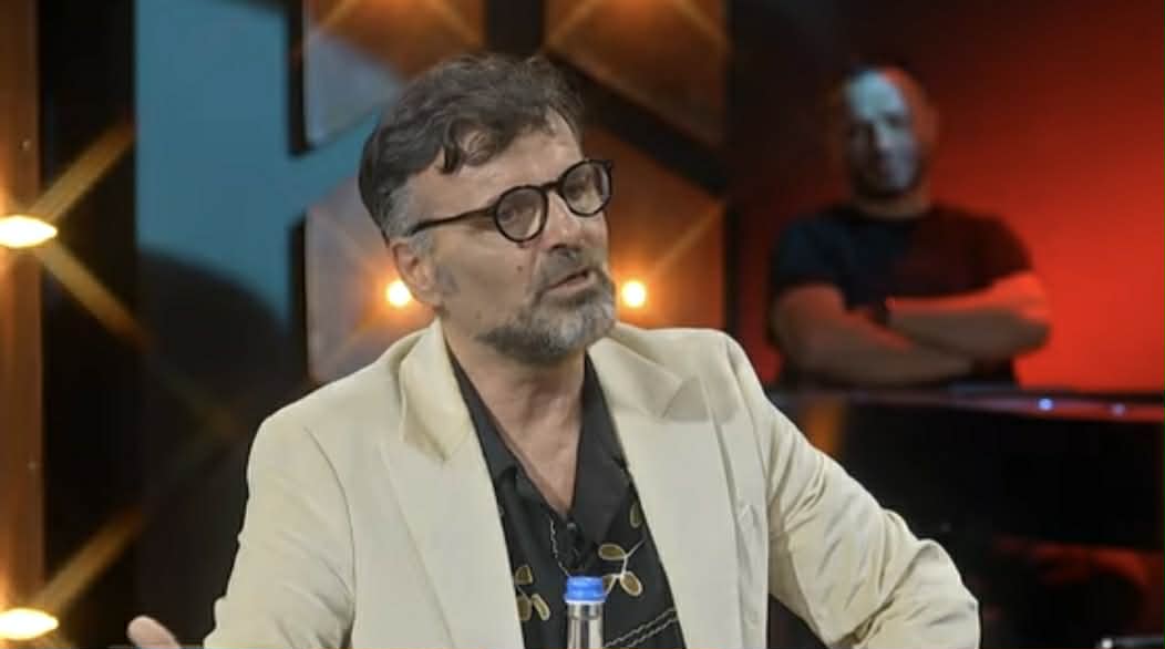  Kthehu  djali po qan për ty    kënga e dhimbshme që flet për braktisjen e fëmijës nga nëna