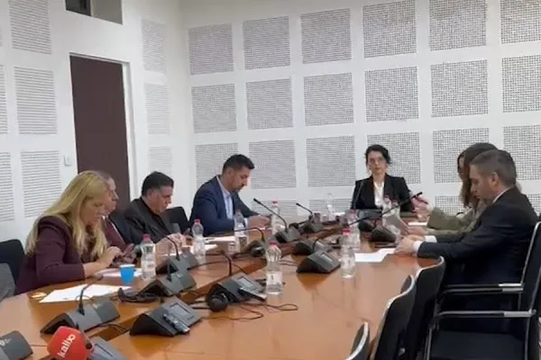 Përplasja pozitë opozitë bllokon votimin për anëtarësimin e Kosovës në Bordin e Paqes