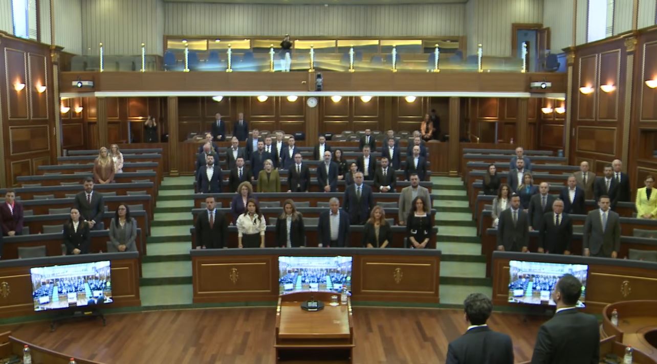 Kuvendi mban një minutë nderim për masakrën e Mejës në 27 vjetorin e saj