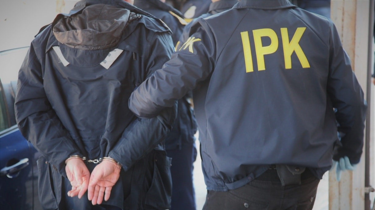 Arrestohet dhe ndalohet polici në Pejë  dyshohet se rrahu gruan e tij