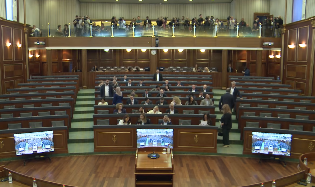 Nis seanca për Presidentin  opozita e bojkoton