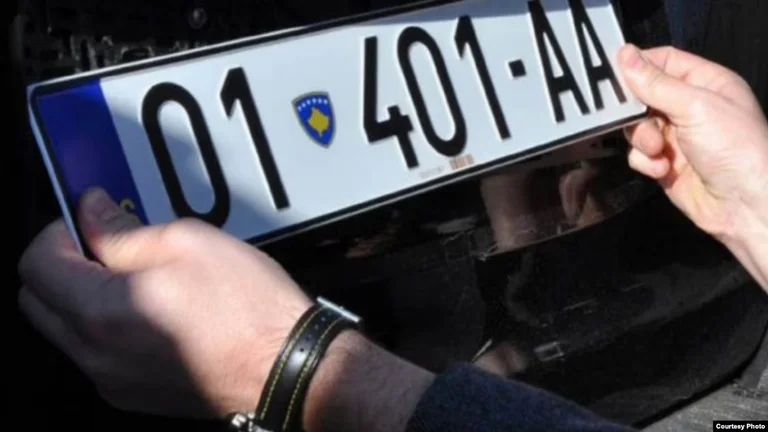 Kosovarët të  çmendur  pas targave të veturave të personalizuara   Çmimet