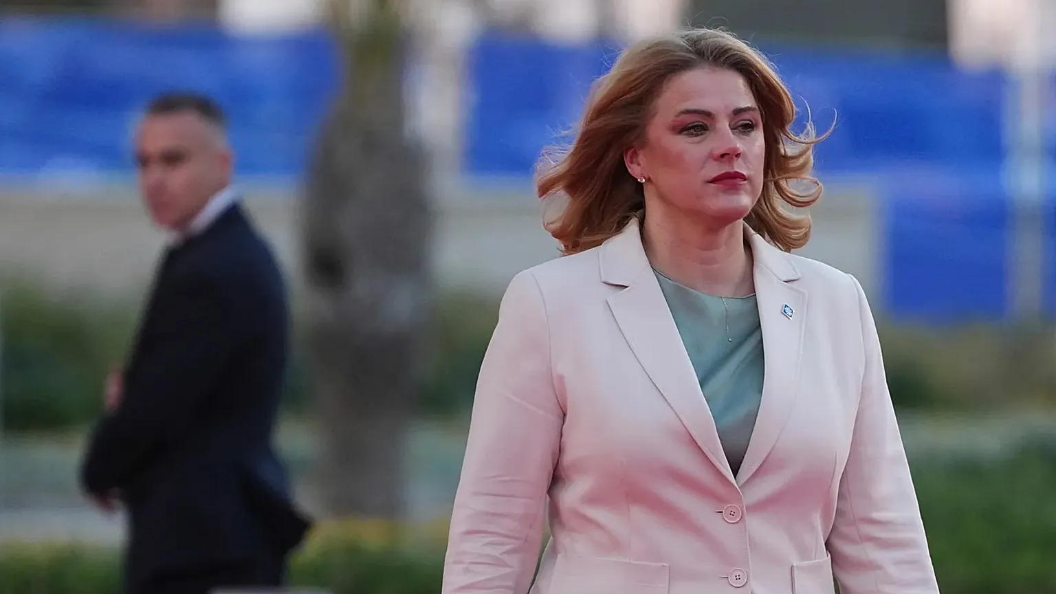Pas largimit të ministrit të Mbrojtjes  Letonia në krizë politike   Edhe kryeministrja jep dorëheqjen