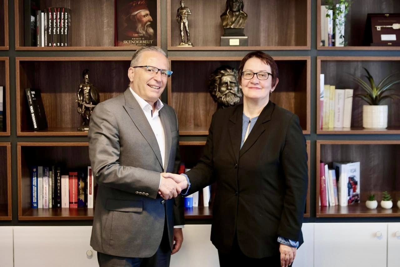 Bedri Hamza e mirëpret Aida Dërgutin në PDK