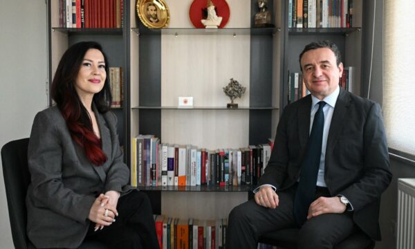 Adelina Tërshani i bashkohet LVV së  Kurti  Përfaqëson një zë intelektual dhe kritik