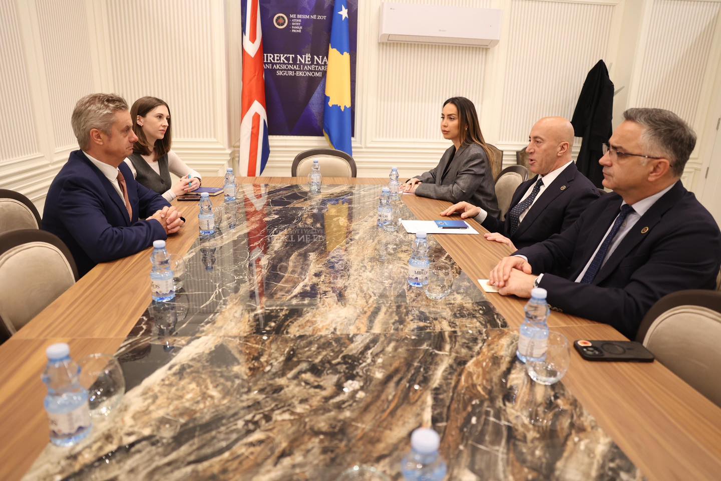 Haradinaj pret në takim ambasadorin Hargreaves  diskutojnë për anëtarësimin e Kosovës në NATO