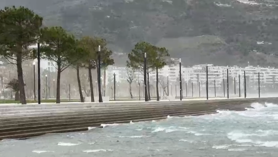 Moti i keq në Vlorë  ndalohet lundrimi për mjetet e vogla