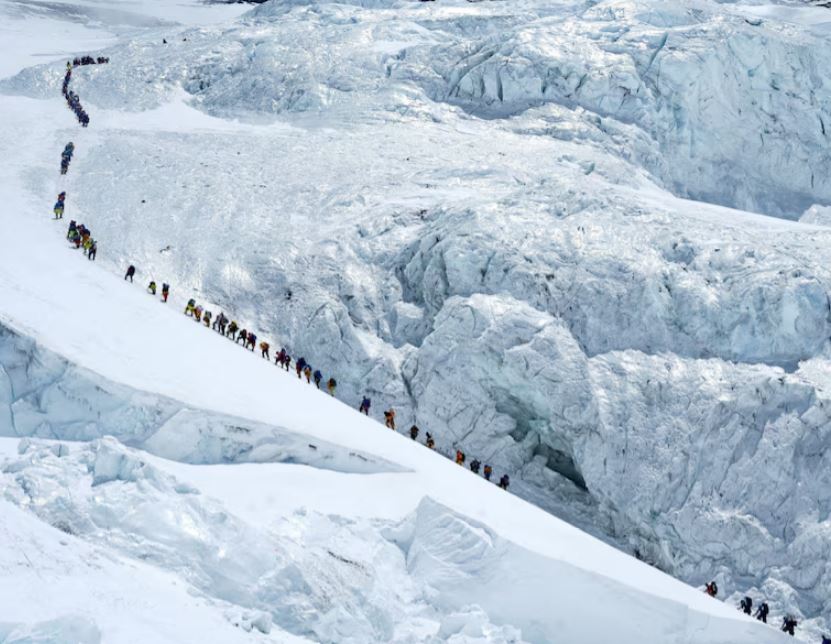 Numër rekord  274 alpinistë ngjiten në Everest për një ditë nga ana e Nepalit