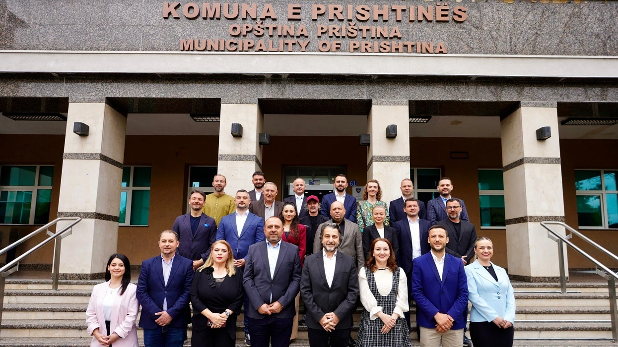 Rama publikon fotografinë e drejtorëve të rinj të komunës së Prishtinës