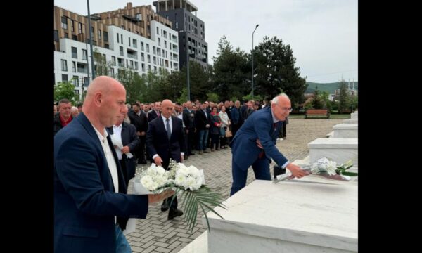 Haradinaj bën homazhe te varri i Bahri Fazliut në përvjetorin e rënies së tij