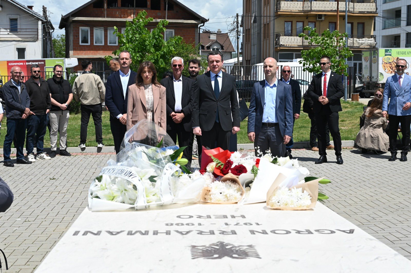 Haxhiu e Kurti bëjnë homazhe te varri i heroit Agron Rrahmani