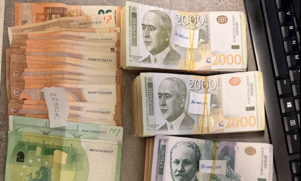 Dogana zbulon mbi 10 mijë euro e dinarë serbë të padeklaruara në Jarinje