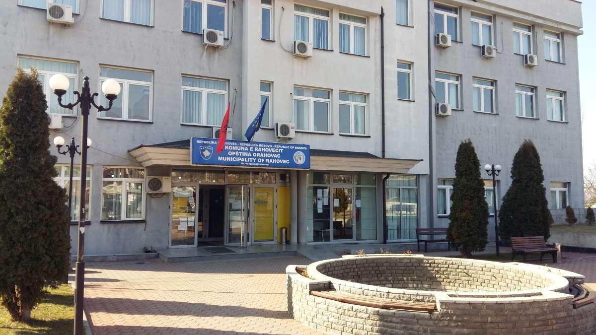 Komuna e Rahovecit njofton se do të mbyllet parkingu te palestra sportive dhe hapësira brenda sheshit