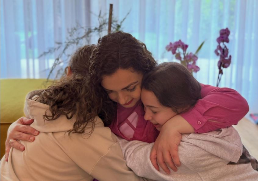 Në përqafimin e vajzave  Osmani falënderon për urimet që mori për ditëlindje