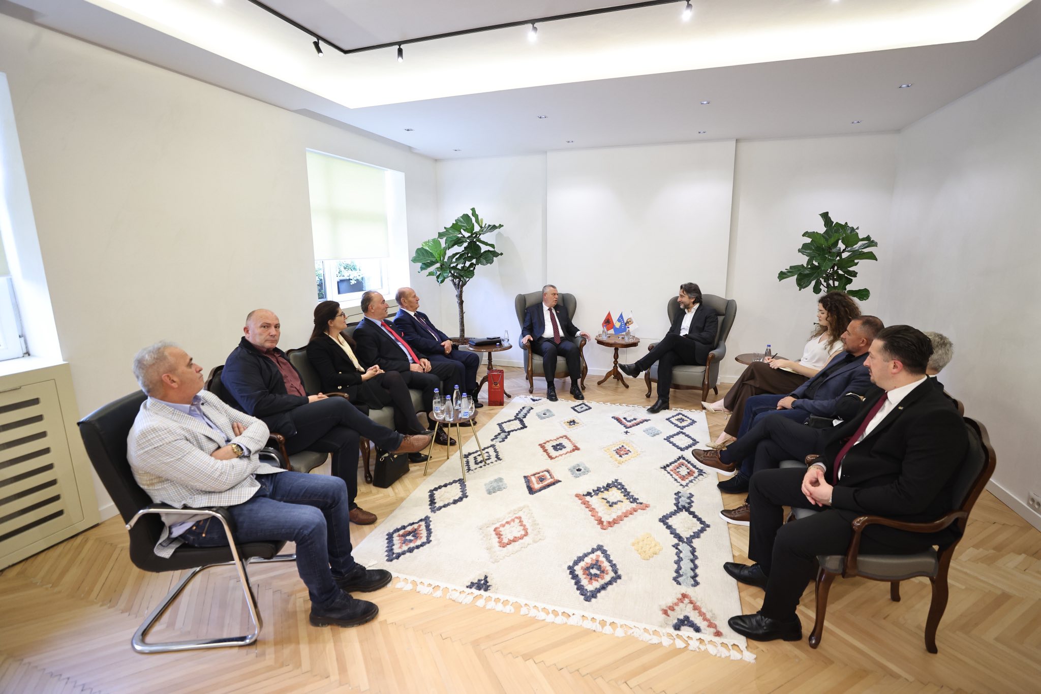 Prishtina dhe Tirana diskutojnë për ura të reja bashkëpunimi