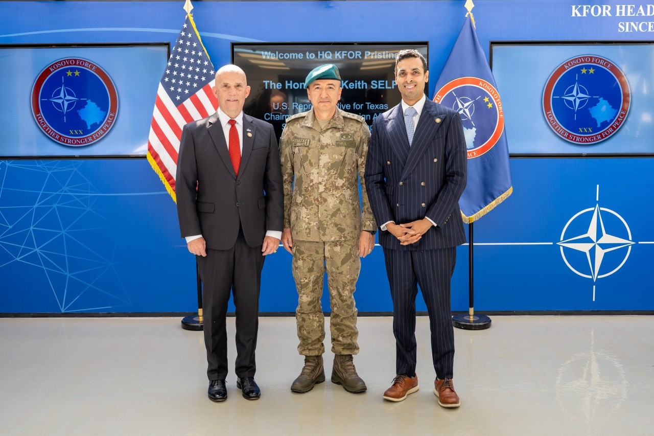 Komandanti i KFOR it pret në takim kongresistët amerikanë në Prishtinë