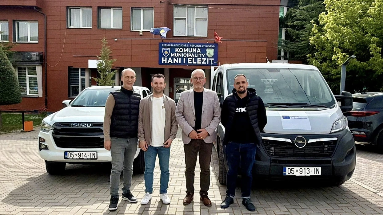 Hani i Elezit pranon dy automjete pune në kuadër të një projekti të financuar nga BE