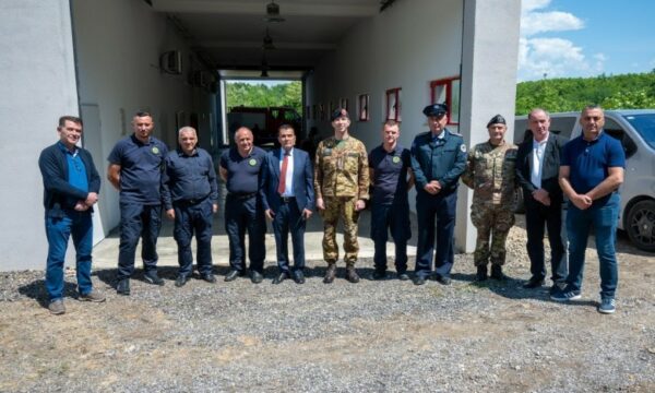 KFOR i dhuron pajisje zjarrfikëse për Junikun