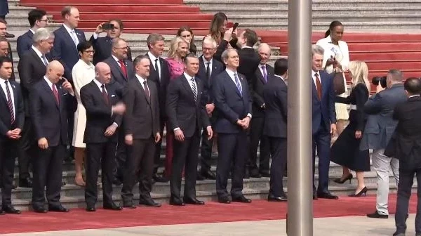 Bëhet viral momenti kur Elon Musk xhiron përreth gjatë takimit Trump Xi