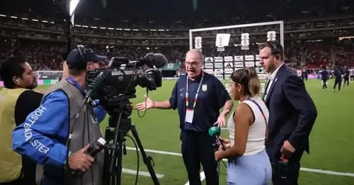Marcelo Bielsa shpërthen ndaj gazetarit pas eliminimit të Uruguait   Vazhdo me punë që tani  