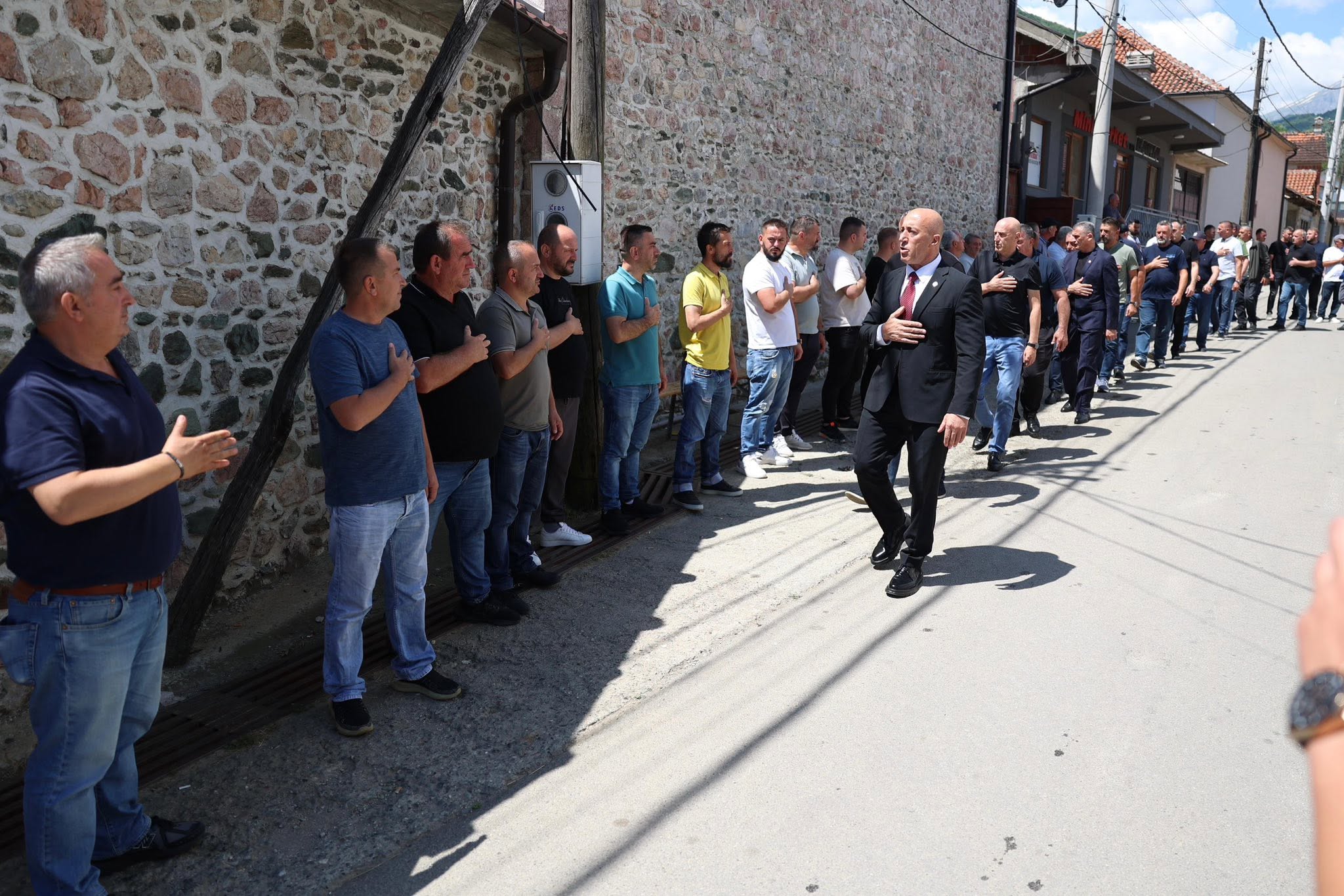 Haradinaj në Gjakovë dhe Junik  shpreh ngushëllime për familjet Salihu dhe Shehu