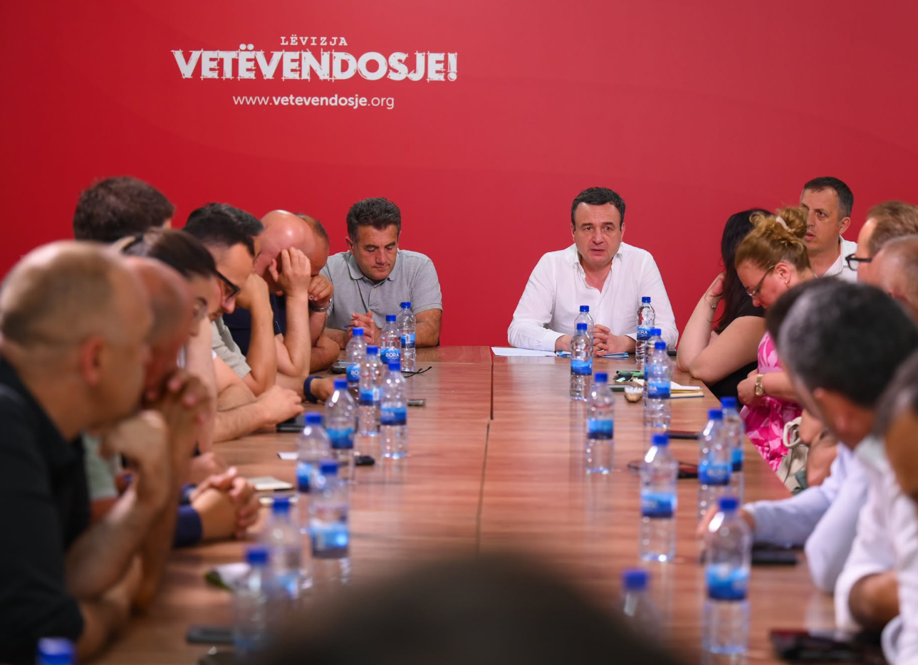 VV i mban sivjet zgjedhjet e brendshme  Kurti i mbledh kryetarët e degëve në takim