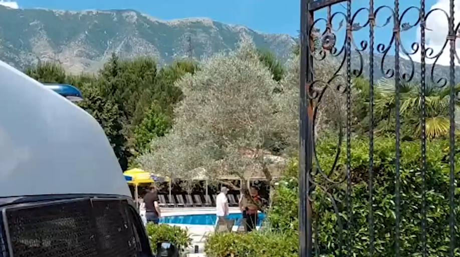 Dyshohet se pësoi infarkt duke u larë në pishinë  vdes 15 vjeçari në Gjirokastër