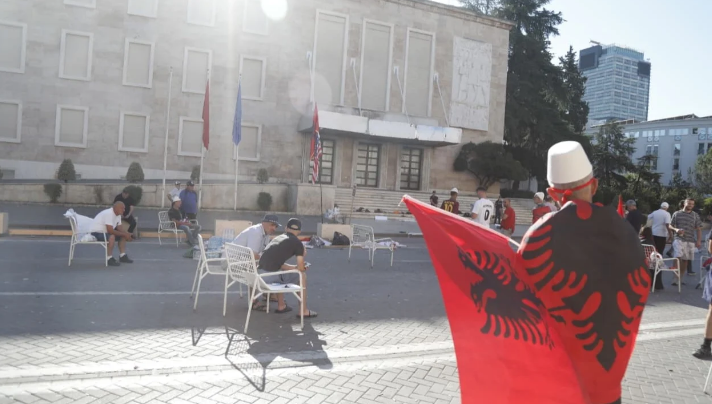 Qëndruan deri në orët e para të mëngjesit para Kryeministrisë  policia procedon 9 protestues