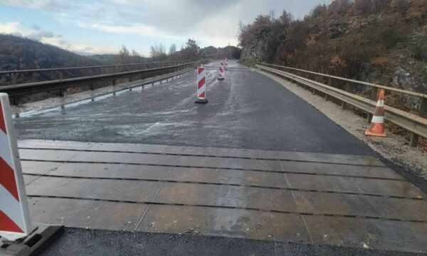Bllokohet rruga Prishtinë Pejë te Ura e Dollcit  raportohet se do të kryhet minimi i terrenit