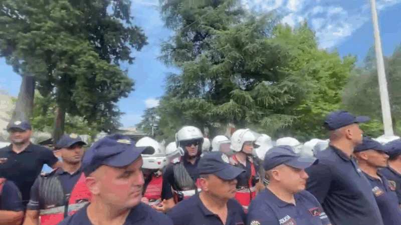 Protestuesit përplasen me policinë te parlamenti  3 efektivë të lënduar